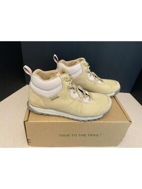 New! Womens OBOZ Emma Mid Hiking Boots In Acorn Color. Size 6. Nice Boots!!!